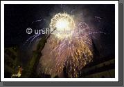 Ein grossartiges Feuerwerk wurde den Besucherinnen und Besuchern der Winkelriedfeier vom Dienstag den 9.Juli 2002 auf dem Stanse Dorfplatz geboten.  (neue NZ/Urs Flueeler)